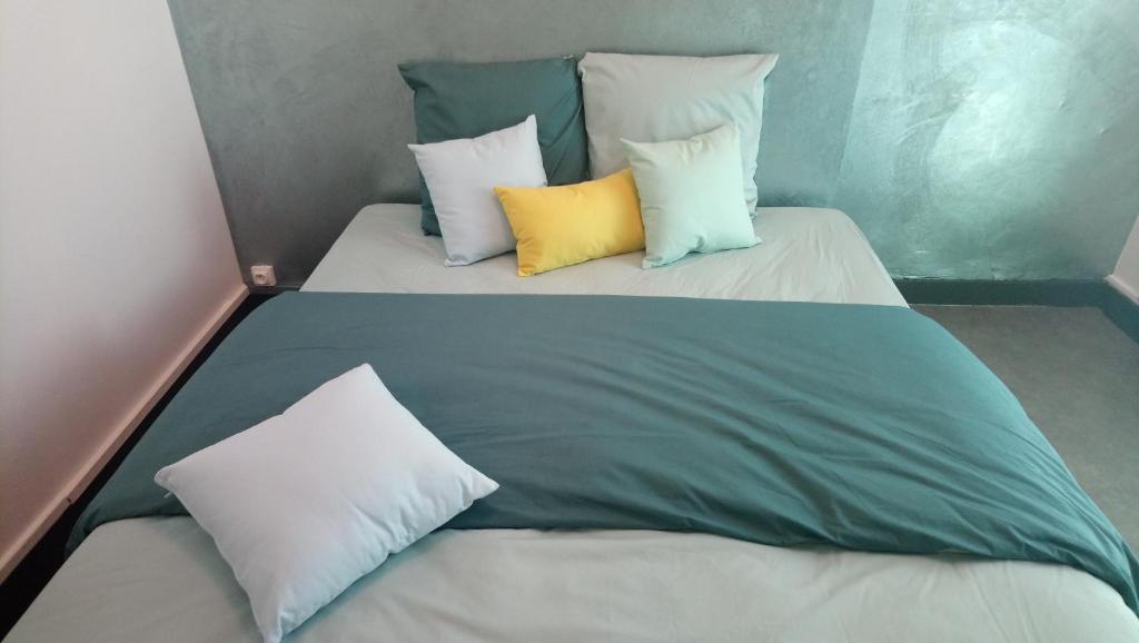 利布爾訥的住宿－Agreable appartement proche Gare，一张床上有四个枕头的房间