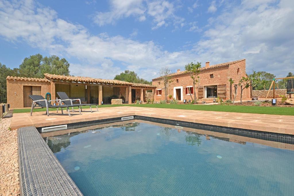 ein Pool vor einem Haus in der Unterkunft Villa Can Cortana in Inca