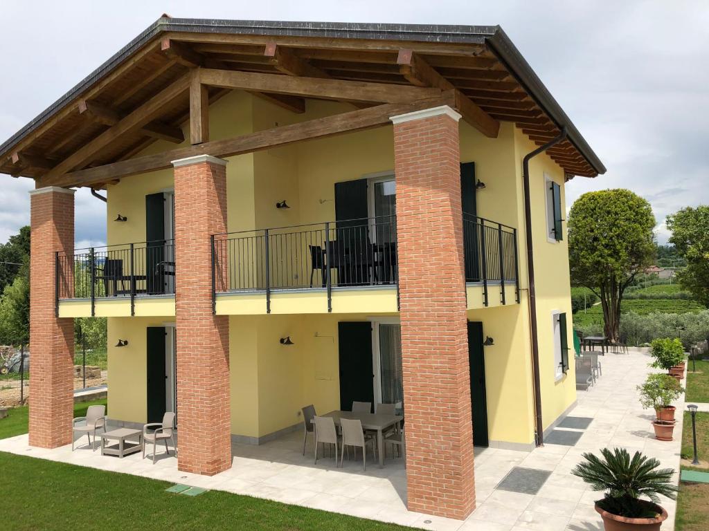a house with a balcony and a patio at Apartments Giuliana in Bardolino