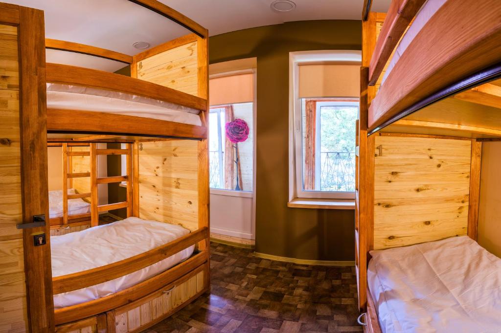Hostel Tarnopil emeletes ágyai egy szobában