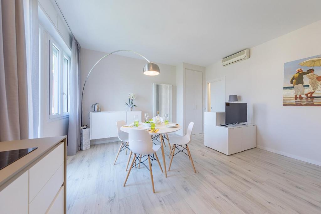 uma cozinha e sala de jantar com mesa e cadeiras em Appartamento Valeria by Wonderful Italy em Sirmione