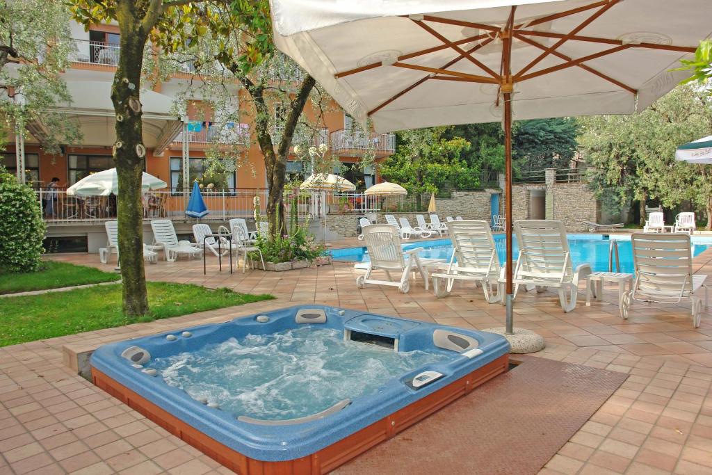 Bazén v ubytování Hotel Alpi nebo v jeho okolí