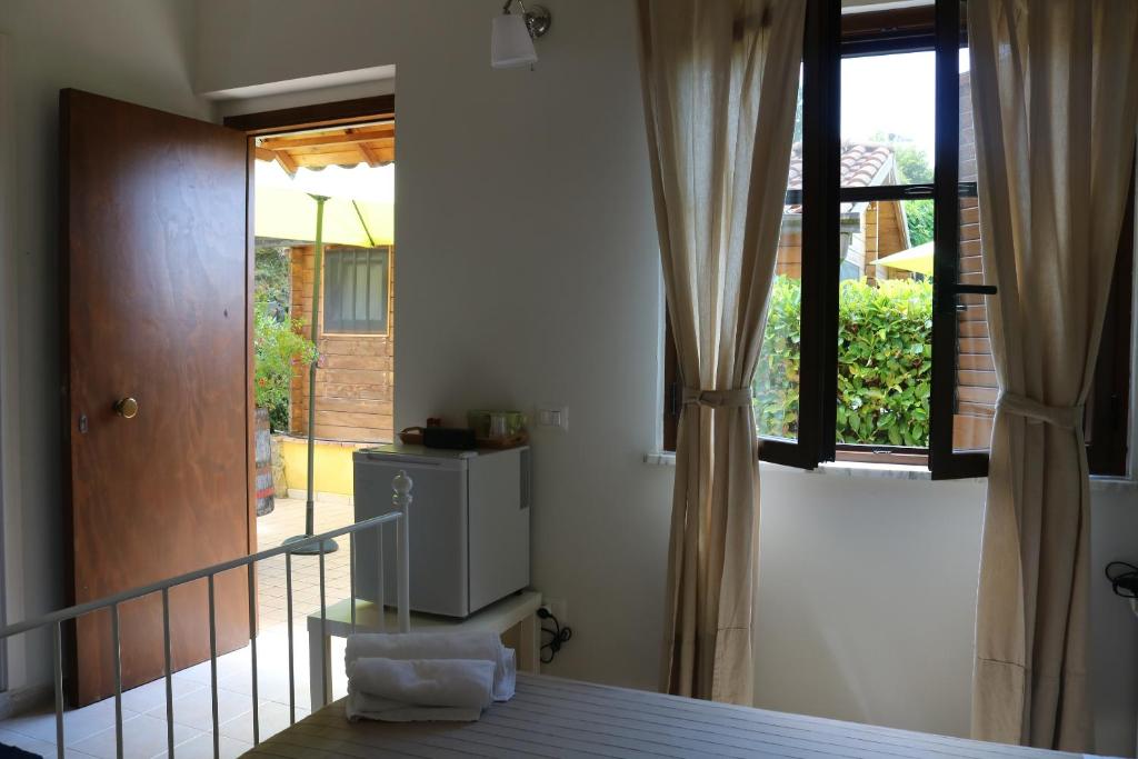 sypialnia z łóżkiem i oknem w obiekcie Agriturismo San Leonardo w mieście Centola