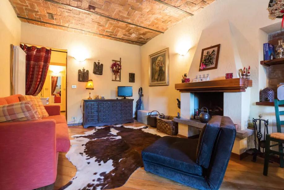 uma sala de estar com um sofá e uma lareira em Apartment in Pre Saint Didier em Pré-Saint-Didier