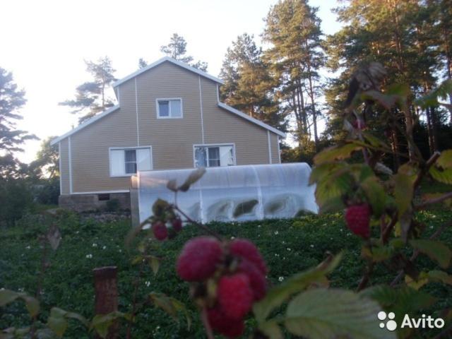 プシュキンスキエ・ゴリにあるGuest houseの庭の花を背景にした家