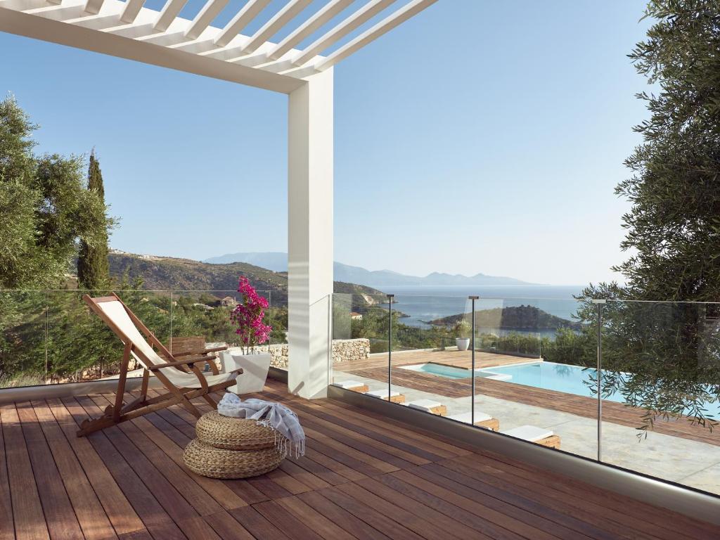 una terraza con vistas a la piscina y al océano en PanoPlagia Villa, en Agios Nikolaos