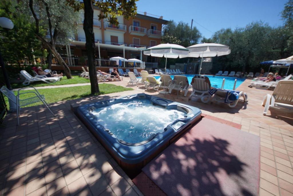 Bazén v ubytování Hotel Alpi nebo v jeho okolí