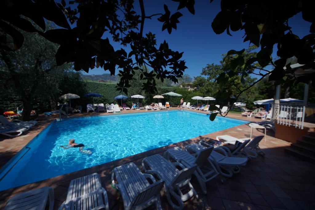 Bazén v ubytování Hotel Alpi nebo v jeho okolí