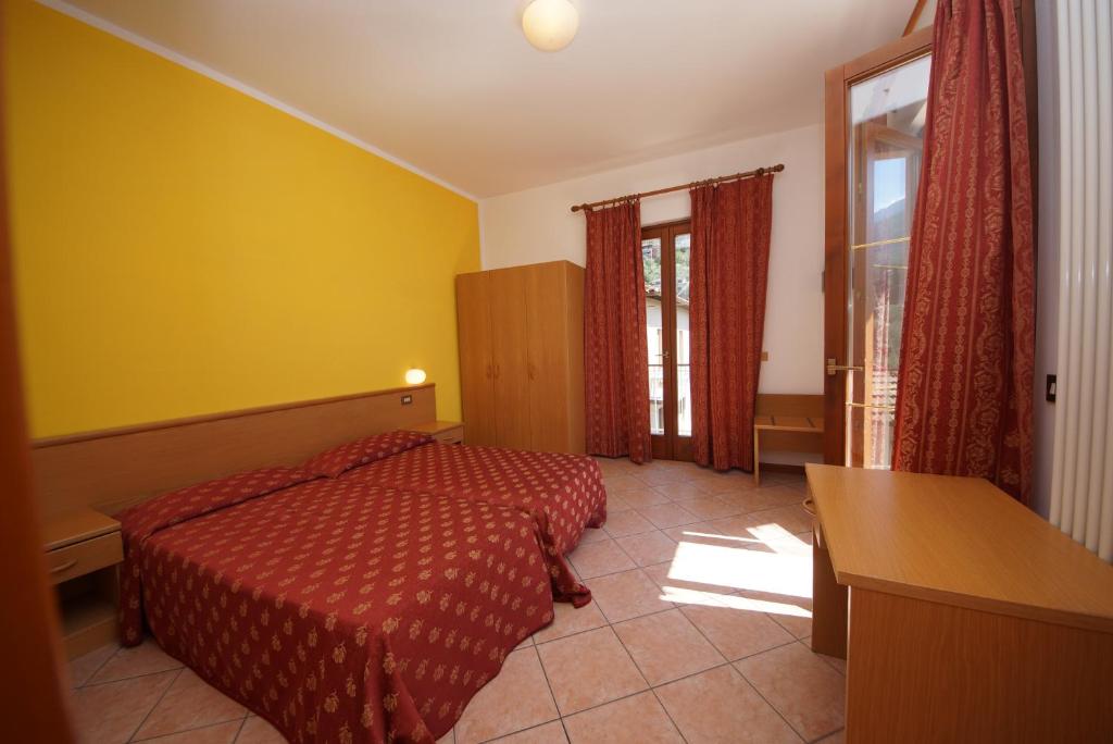 Postel nebo postele na pokoji v ubytování Hotel Alpi