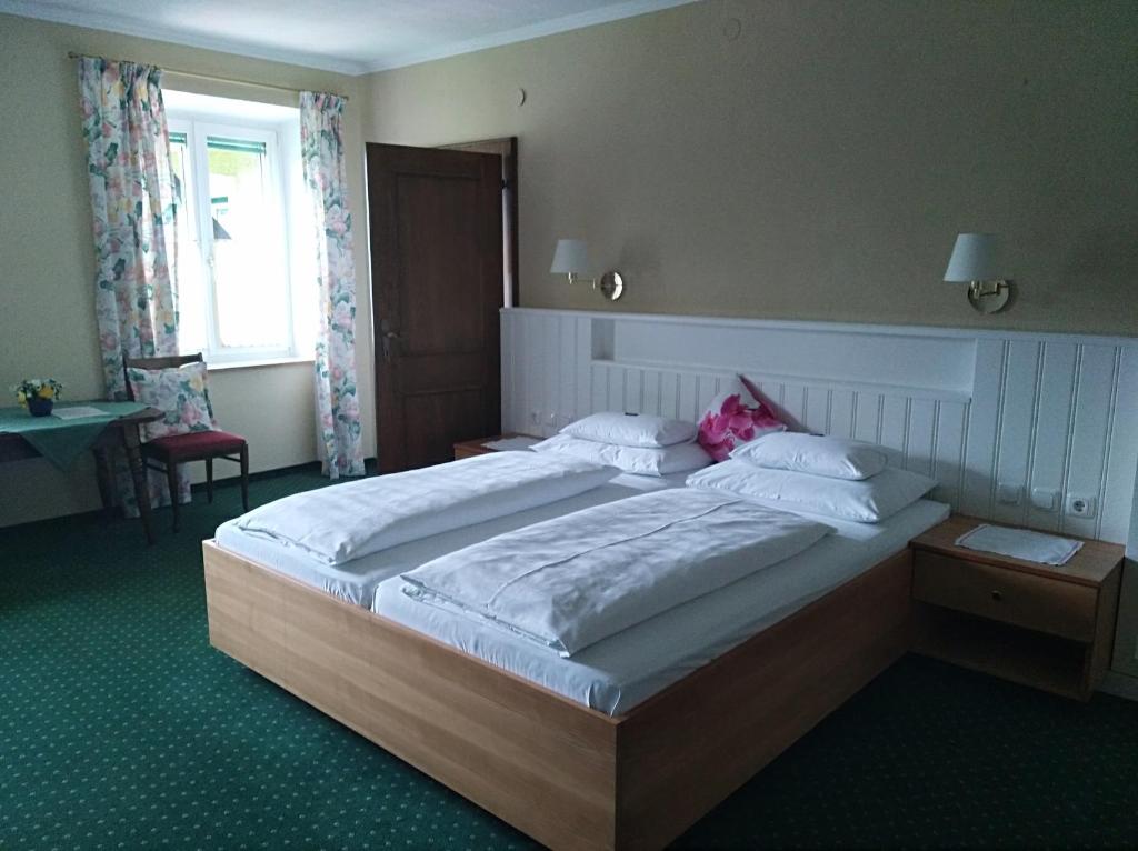 Postel nebo postele na pokoji v ubytování Hotel - Garni Stabauer