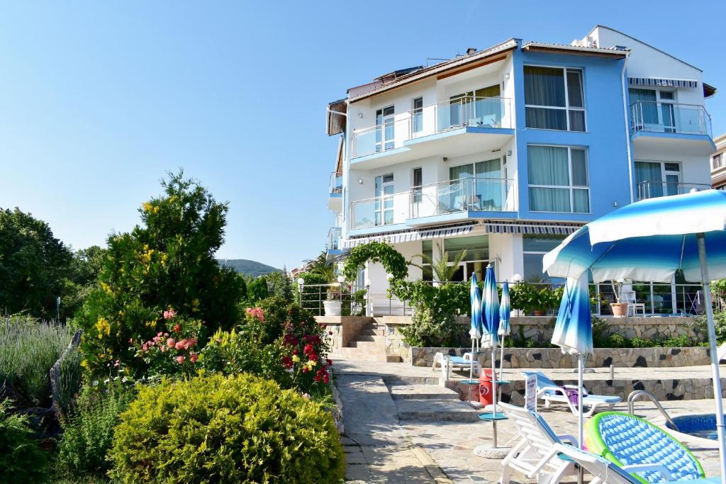 Bazén v ubytování Nushev Hotel nebo v jeho okolí