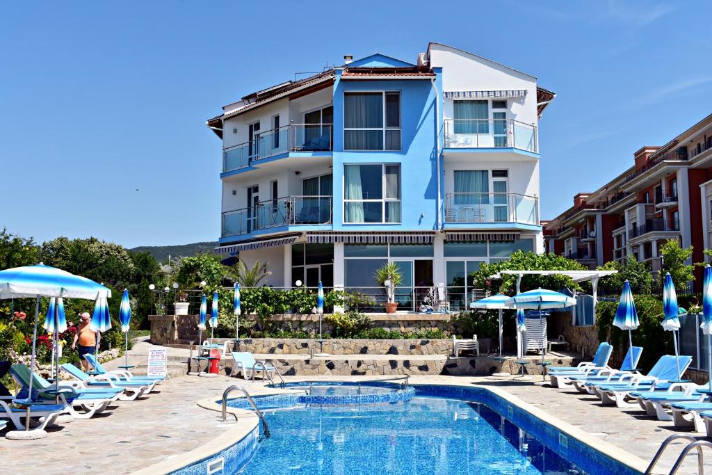 Bazén v ubytování Nushev Hotel nebo v jeho okolí