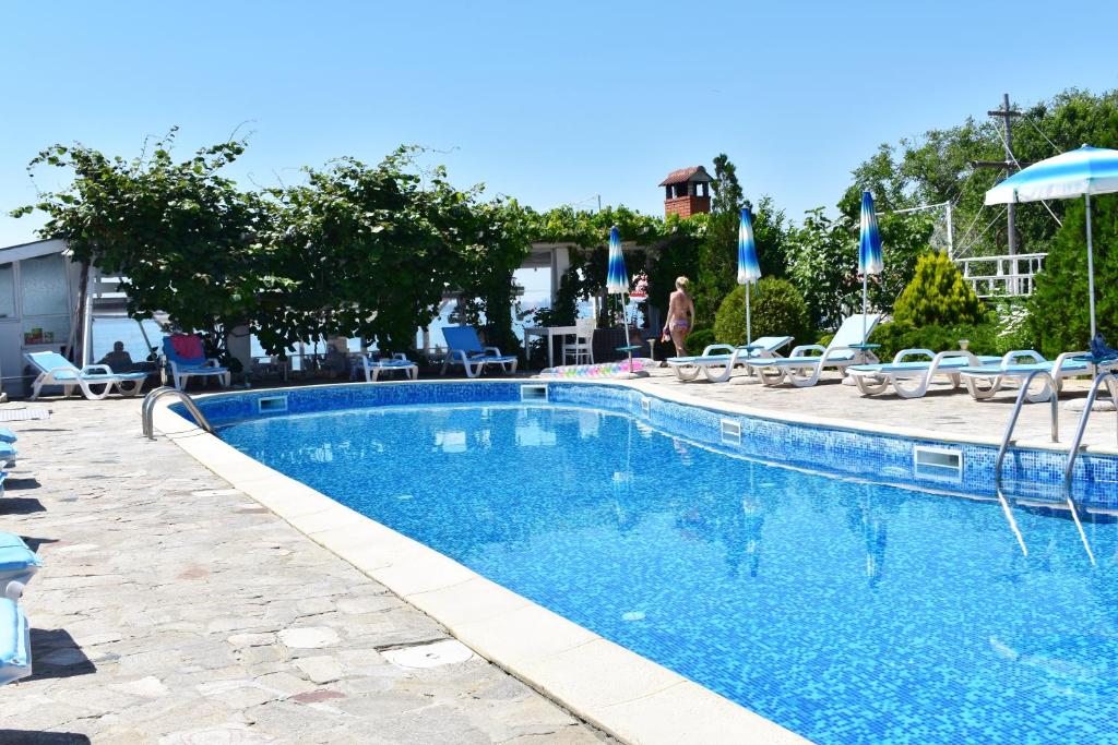Bazén v ubytování Nushev Hotel nebo v jeho okolí