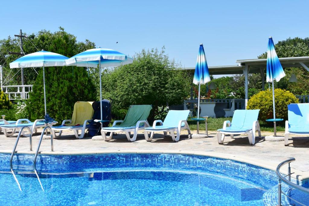 Bazén v ubytování Nushev Hotel nebo v jeho okolí