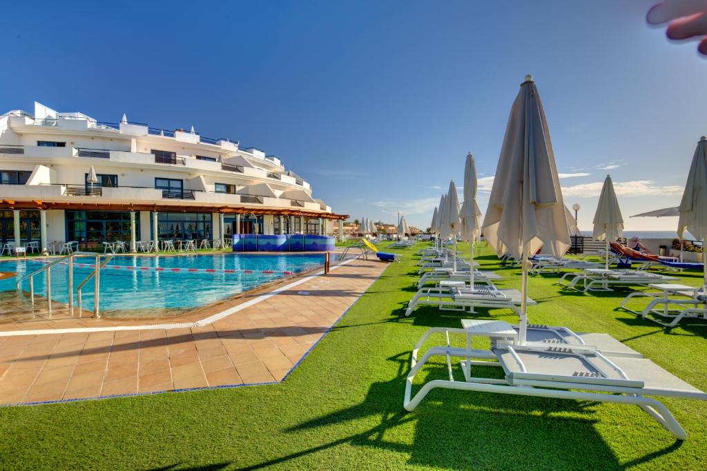 Bazén v ubytování SBH Crystal Beach Hotel & Suites - Adults Only nebo v jeho okolí