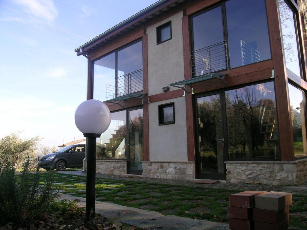 een huis met glazen ramen en een straatlicht bij Masseria del Ponte in Pretoro