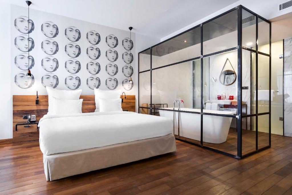 Postel nebo postele na pokoji v ubytování Shota @ Rustaveli Boutique Hotel