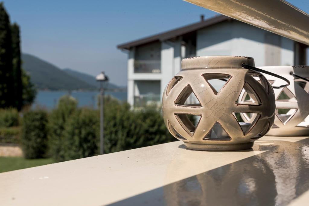 a vase sitting on the ledge of a house at Residence Perlago in Predore