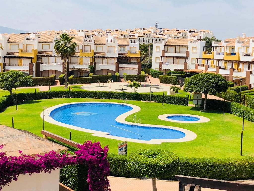 vistas a un parque con piscina y edificios en Apartamento El Mirador de Vera playa, en Vera