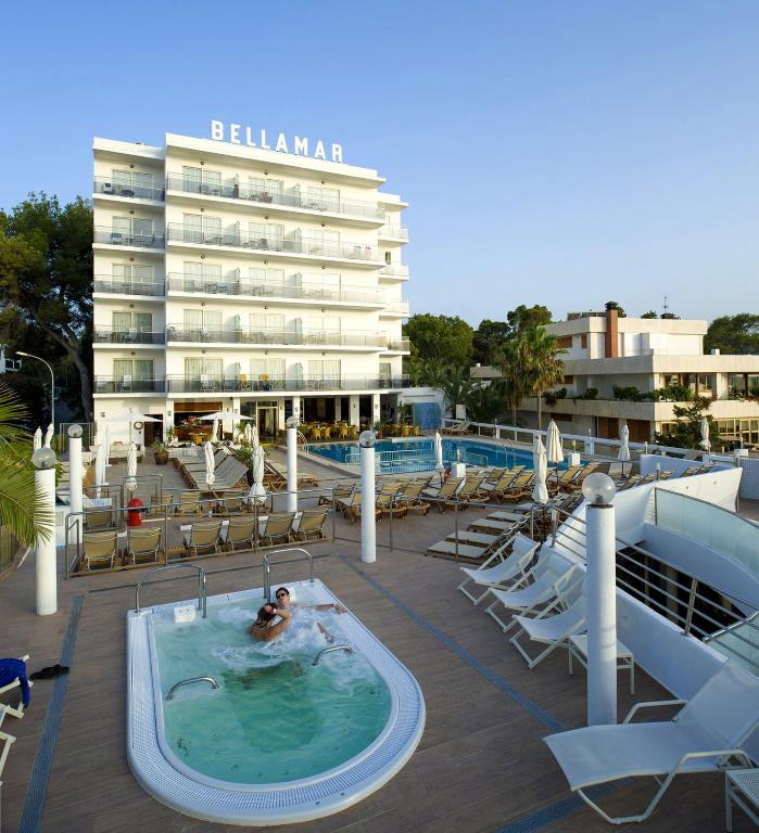Bazén v ubytování Bellamar Hotel Beach & Spa nebo v jeho okolí