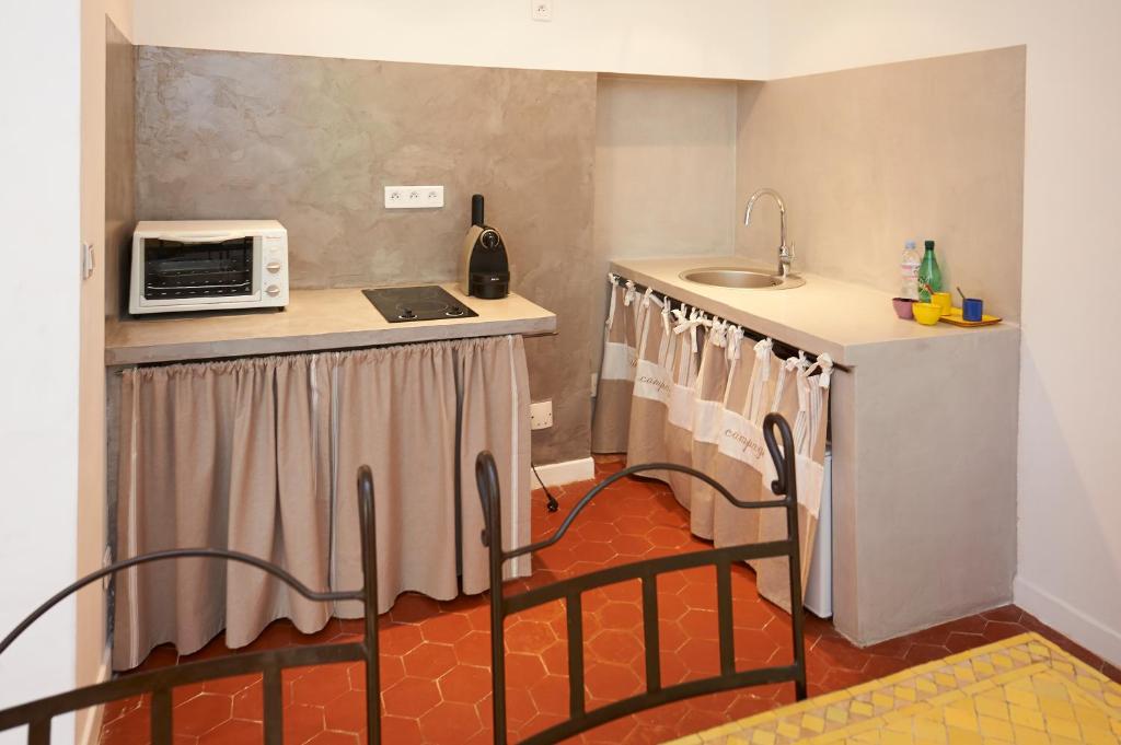 Kuchyň nebo kuchyňský kout v ubytování La Grande Maison De Nans