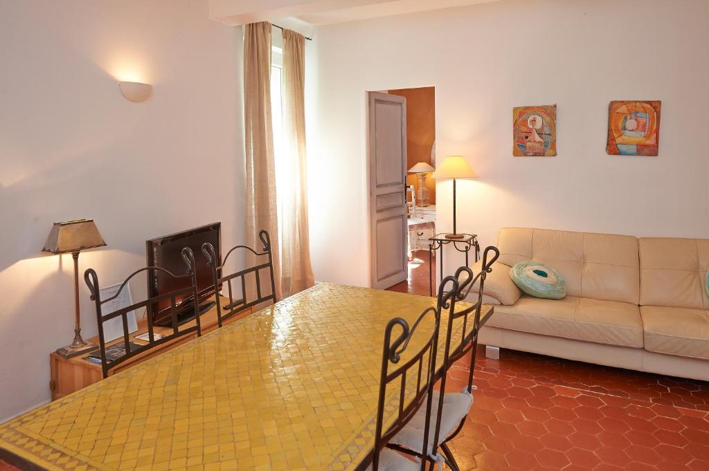 Posezení v ubytování La Grande Maison De Nans