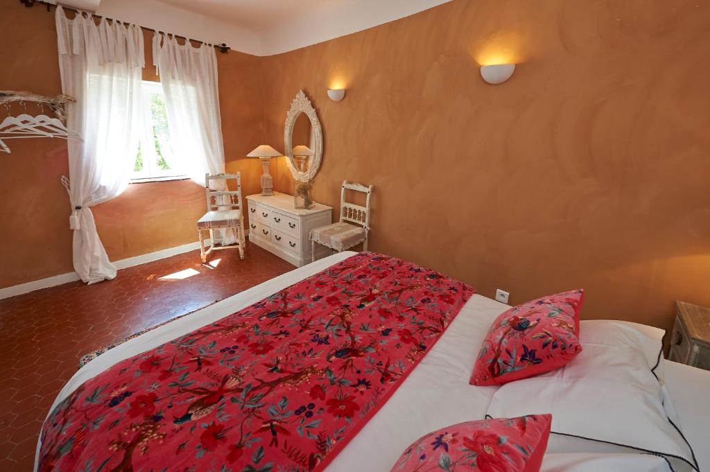 Postel nebo postele na pokoji v ubytování La Grande Maison De Nans
