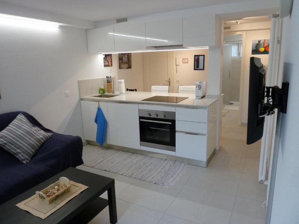 cocina y sala de estar con sofá en New "Casa Maria", en Ascona