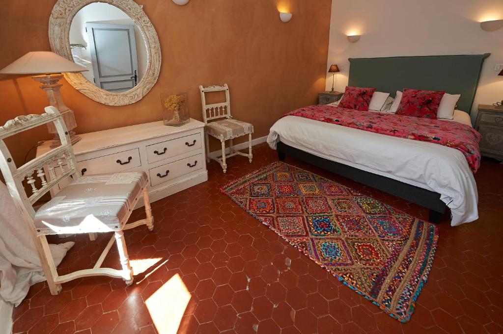 Postel nebo postele na pokoji v ubytování La Grande Maison De Nans
