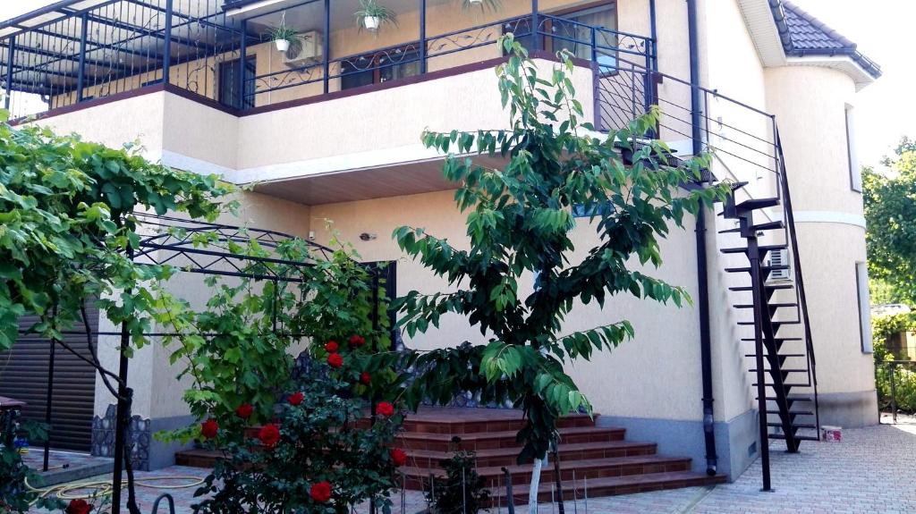 クリーズハニュカにあるOtdyh U Moryaの階段のある建物前の木