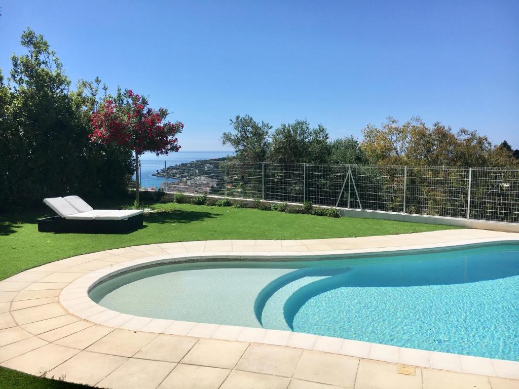 Bazén v ubytování Le Clos des Lauriers nebo v jeho okolí