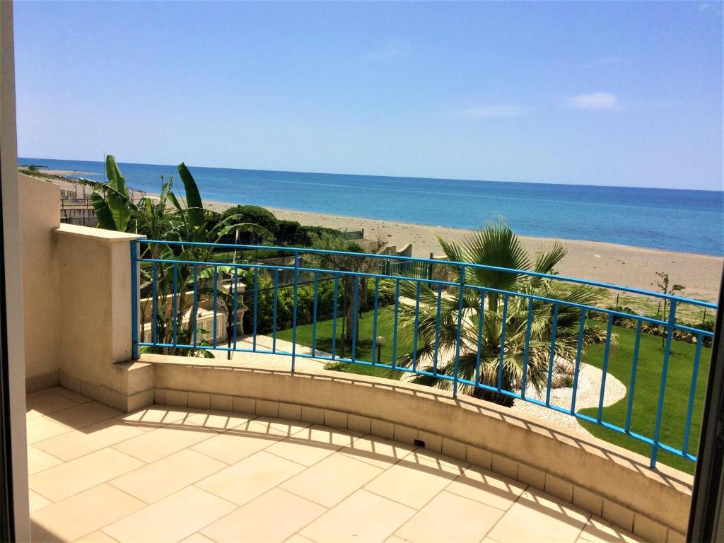 einen Balkon mit Blick auf den Strand in der Unterkunft Villa sul Mare in Belvedere Marittimo