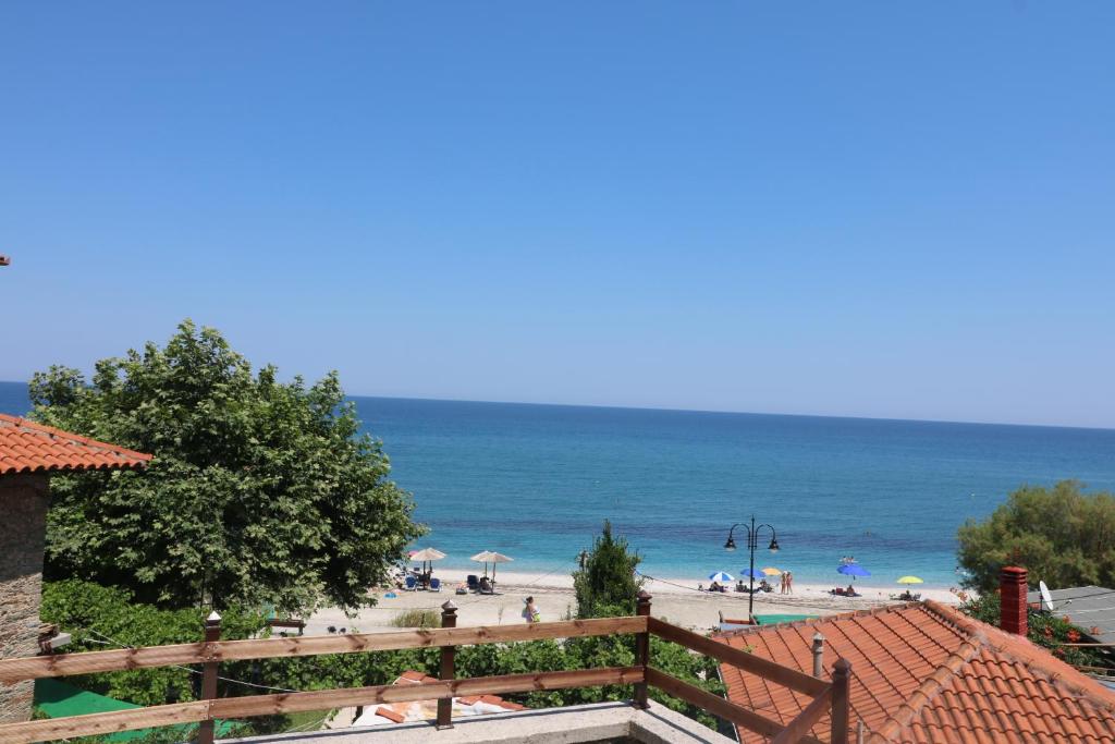 widok na plażę z budynku w obiekcie House Smaragdi w mieście Agios Ioannis Pelio