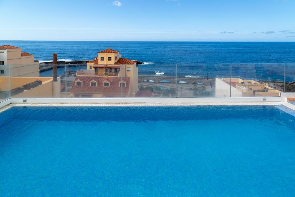 duży basen z widokiem na ocean w obiekcie Hotel Marquesa w Puerto de la Cruz