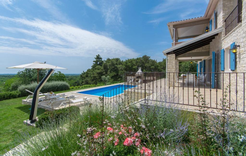 Basen w obiekcie Villa Sterpazzi - near Porec with Sea View, private Jacuzzi, Sauna and Pool lub w pobliżu
