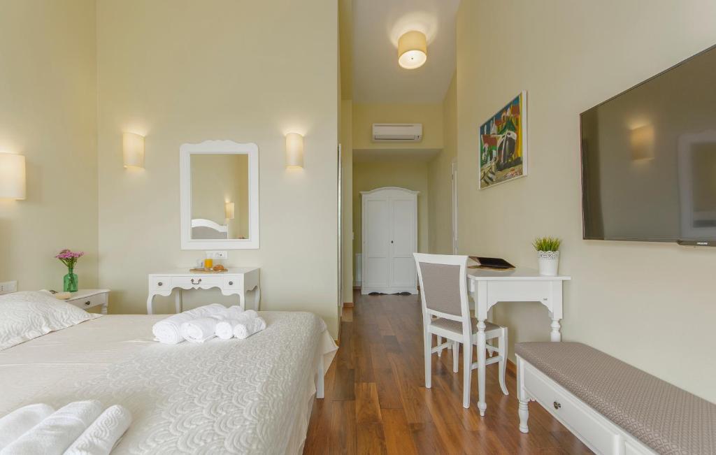 Łóżko lub łóżka w pokoju w obiekcie Villa Sterpazzi - near Porec with Sea View, private Jacuzzi, Sauna and Pool
