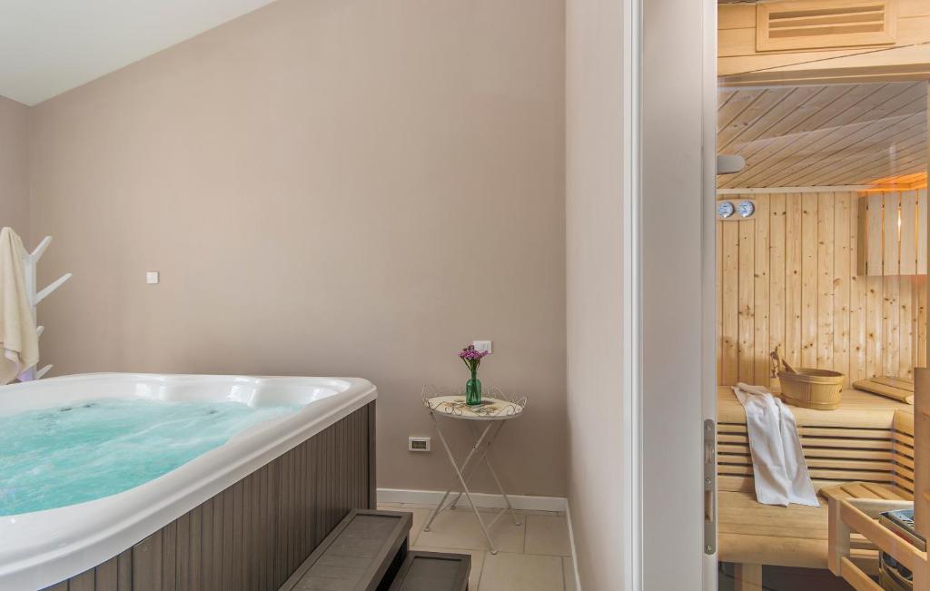 Łazienka w obiekcie Villa Sterpazzi - near Porec with Sea View, private Jacuzzi, Sauna and Pool