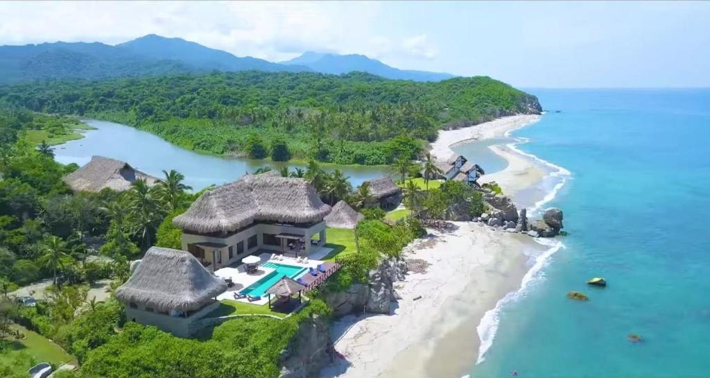 una vista aérea de un complejo en la playa en Senda Casa Tayrona Los Naranjos, en Los Naranjos