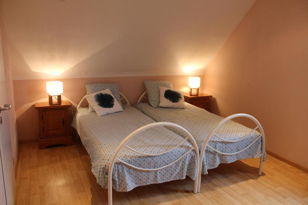sypialnia z łóżkiem z 2 lampami w obiekcie Happy Together w mieście Francorchamps