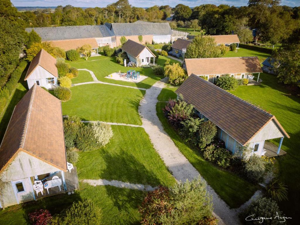 - une vue aérienne sur une maison avec une cour dans l'établissement Le Pré Marin, à Sotteville-sur-Mer