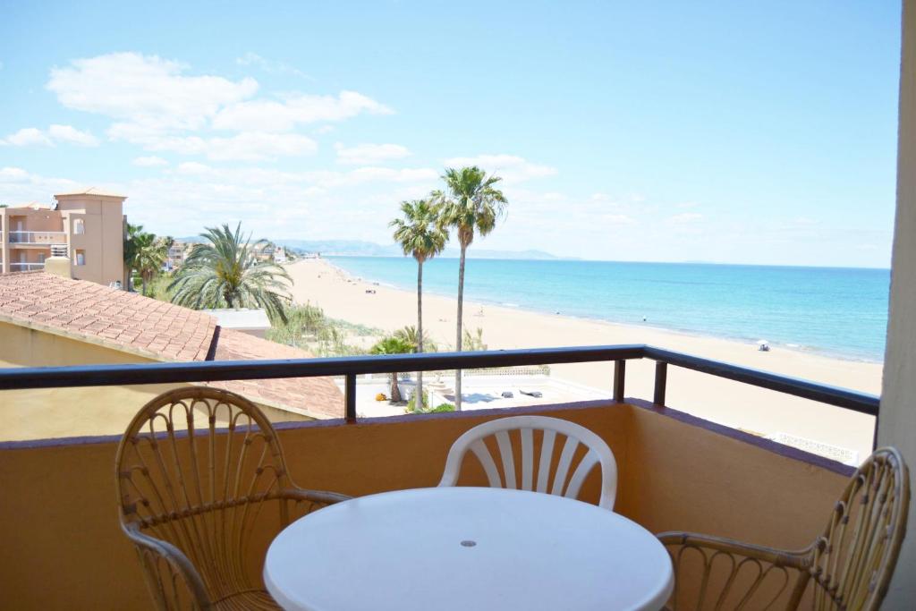 デニアにあるEden Playa LOCDENIAのバルコニー(テーブル、椅子付)、