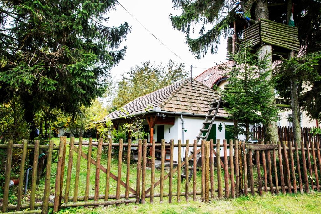 Vonkajšia záhrada v ubytovaní Bagoly lak