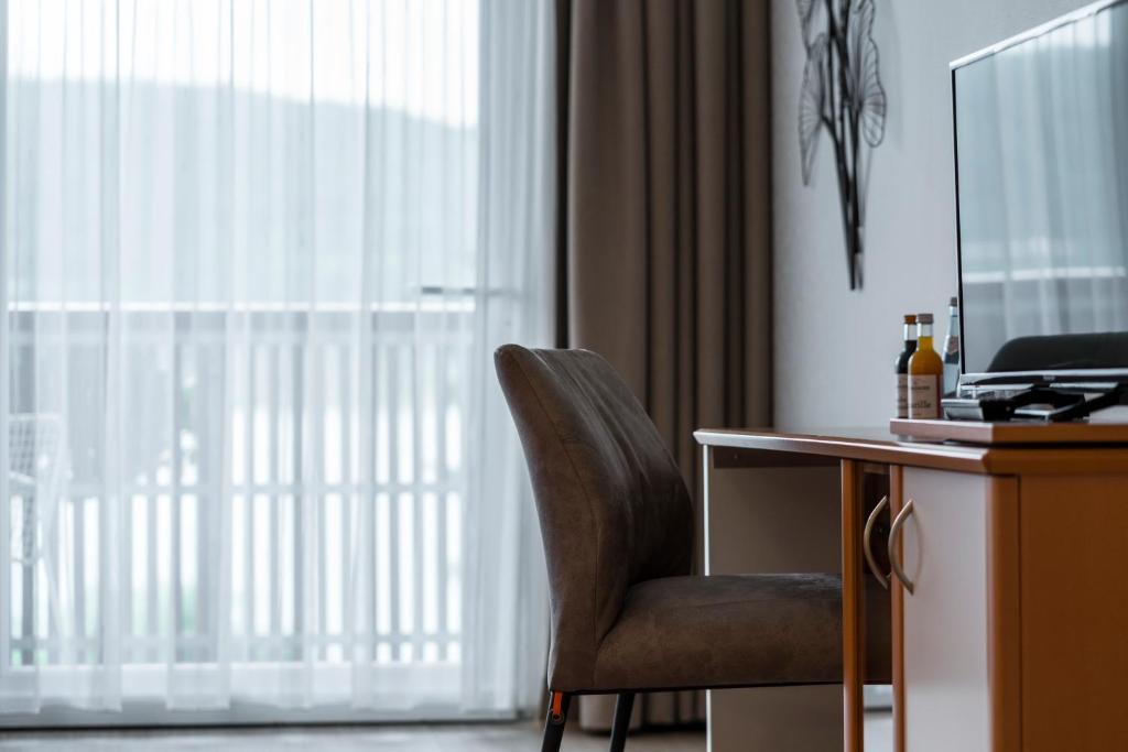 TV a/nebo společenská místnost v ubytování Seehotel Vinzenz