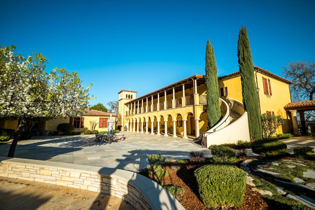Το κτήριο όπου στεγάζεται  το bed & breakfast