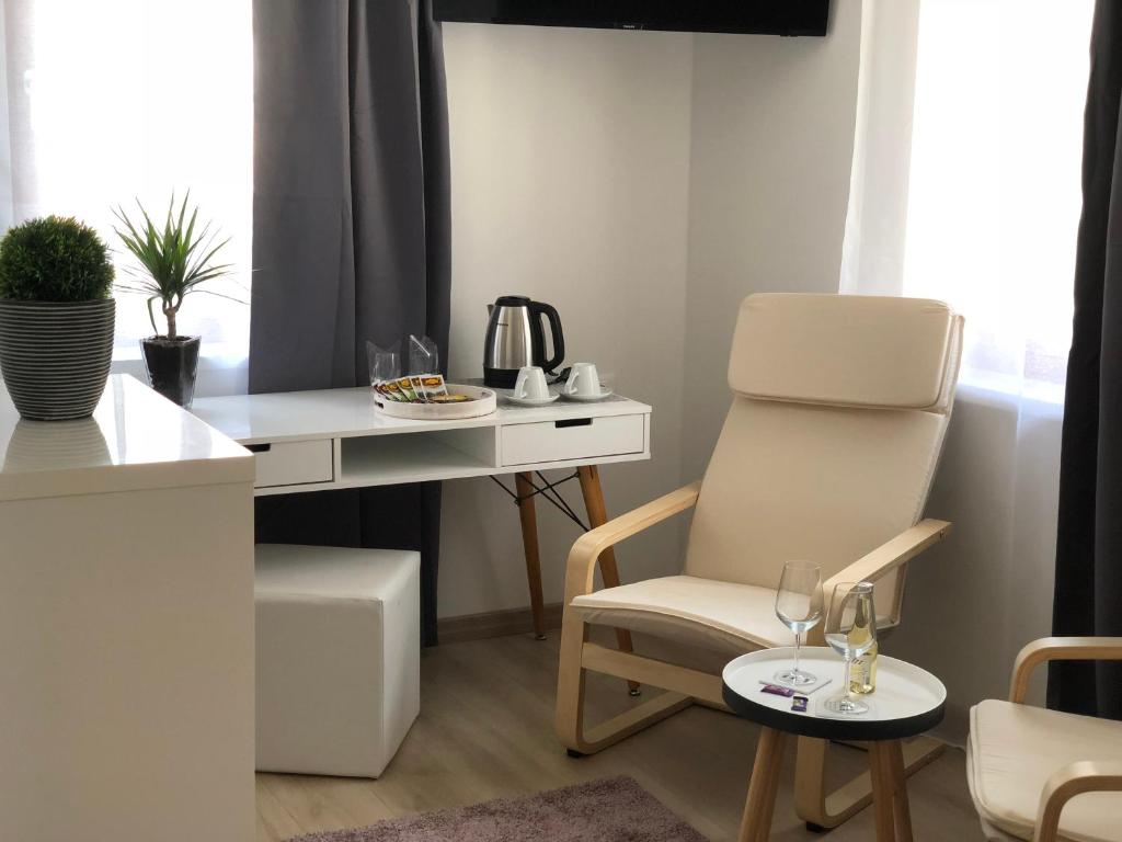 Habitación con escritorio, silla y mesa. en Gostisce Sovdat, en Bovec