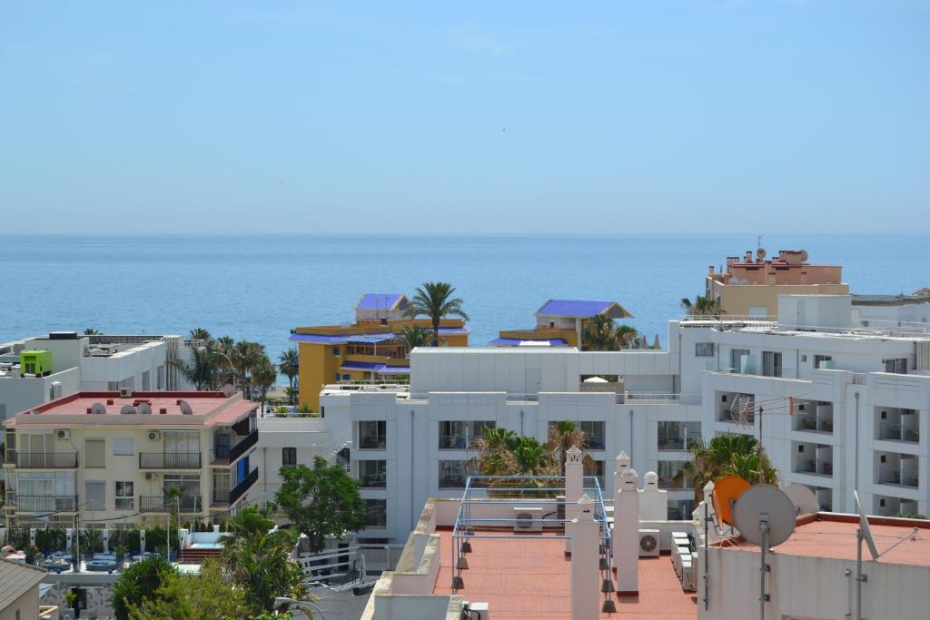 - une vue sur l'océan depuis les toits des bâtiments dans l'établissement MalagaSuite Wonderful Sunset Torremolinos, à Torremolinos