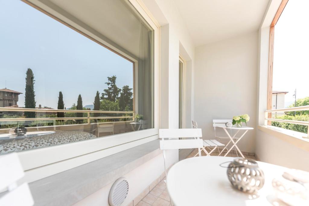 Residence Perlago - Two-Bedroom Apartment With Lake View