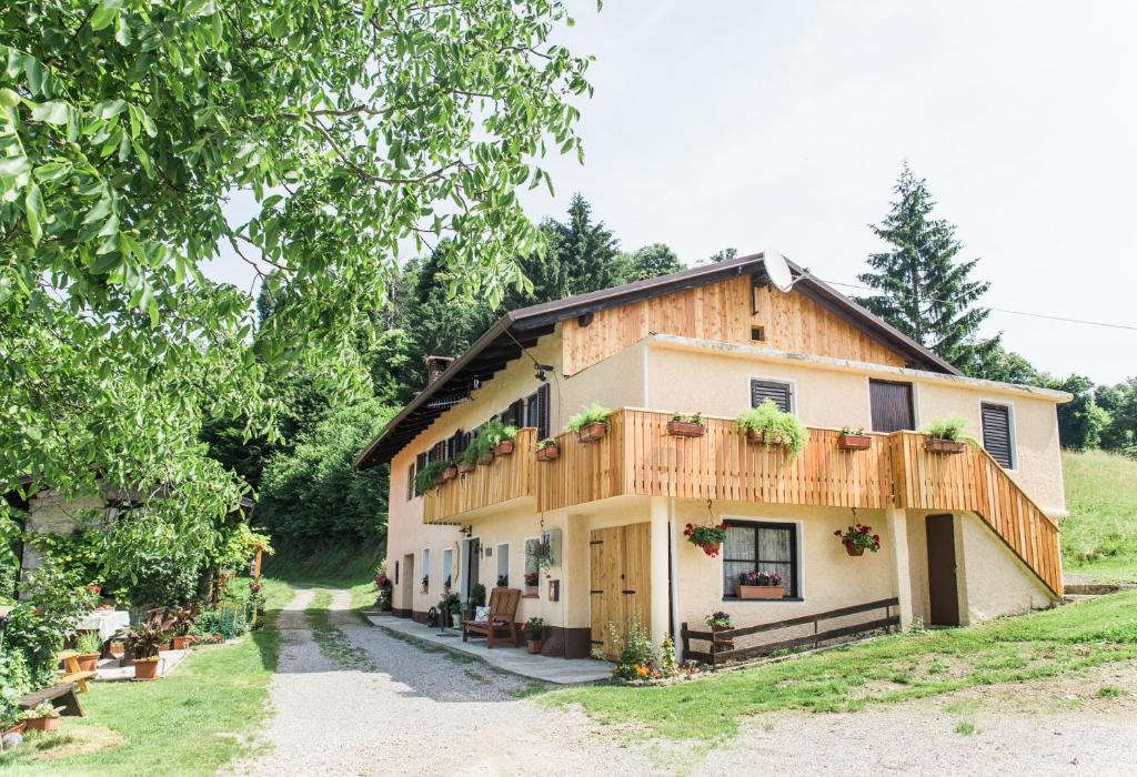 una casa con delle piante sul lato di Počitniška hiša Pologar a Tolmin