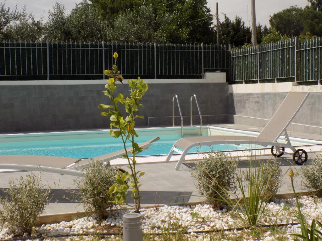 una piscina con sedia e tavolo in un cortile di Villa con piscina in campagna a Pisticci