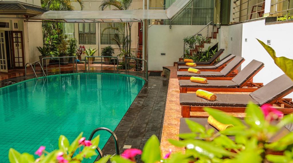 Bazén v ubytování Oak Ray Serene Garden Hotel nebo v jeho okolí